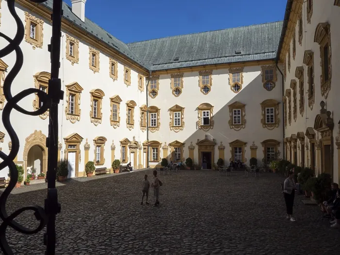 Gerahmter Druck : Schloss Lemberk, Tor und Hof Gerahmter Druck : Schloss Lemberk, Tor und Hof