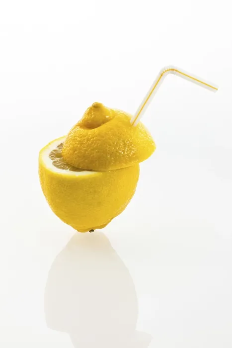 Gerahmter Druck : Zitrone mit Trinkstange als Softdrink. Gerahmter Druck : Zitrone mit Trinkstange als Softdrink.