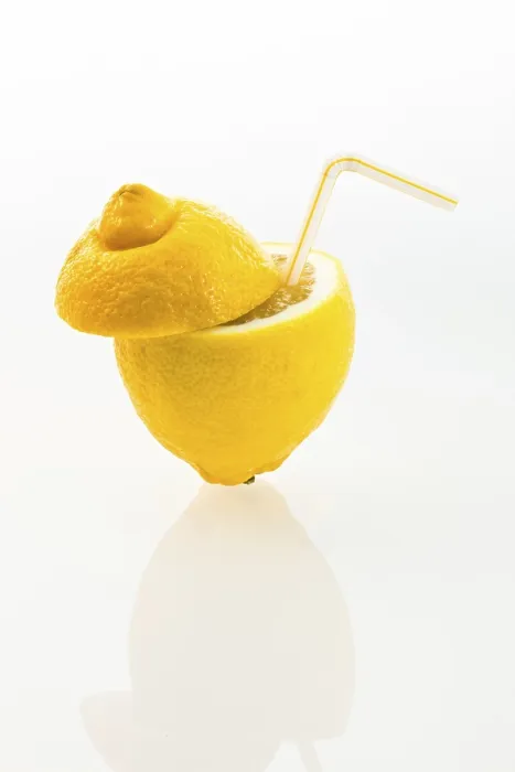 Gerahmter Druck : Zitrone mit Trinkstange als Softgetränk. Gerahmter Druck : Zitrone mit Trinkstange als Softgetränk.