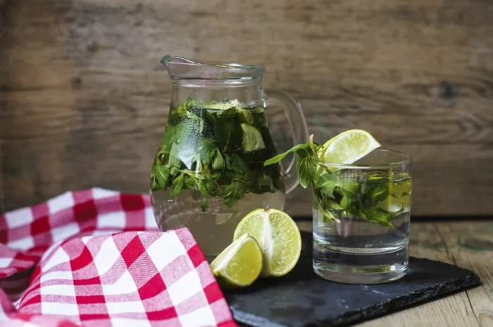 Gerahmter Druck : Zitrone-Limonade mit frischem Minze, Limette und Zitrone in der rustikalen Küche. Gerahmter Druck : Zitrone-Limonade mit frischem Minze, Limette und Zitrone in der rustikalen Küche.