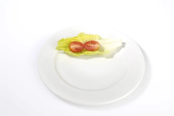Gerahmter Druck : Salatblatt und Tomate auf einem Teller. Gerahmter Druck : Salatblatt und Tomate auf einem Teller.
