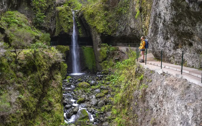 Gerahmter Druck : Levada do Moinho, Wasserfall in einer Schlucht.