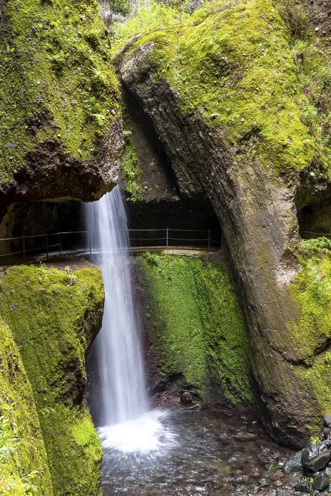 Gerahmter Druck : Levada do Moinho, Wasserfall in einer Schlucht Gerahmter Druck : Levada do Moinho, Wasserfall in einer Schlucht