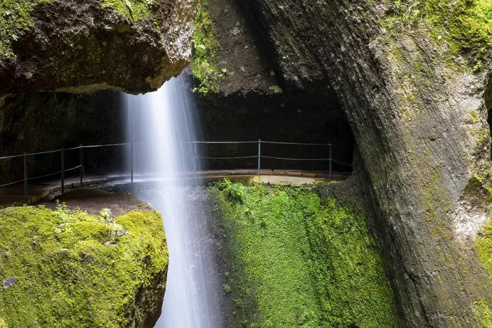 Gerahmter Druck : Levada do Moinho, Wasserfall in einer Schlucht. Gerahmter Druck : Levada do Moinho, Wasserfall in einer Schlucht.