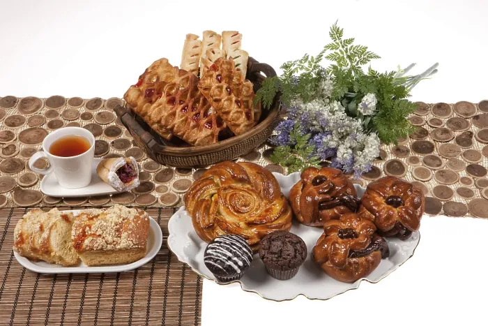 Gerahmter Druck : Stillleben mit Brot und Kuchen Gerahmter Druck : Stillleben mit Brot und Kuchen