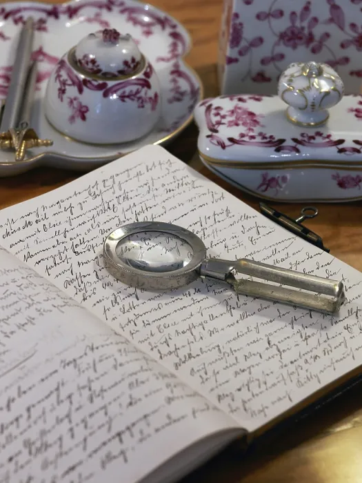 Gerahmter Druck : Stillleben mit handschriftlichem Tagebuch. Gerahmter Druck : Stillleben mit handschriftlichem Tagebuch.