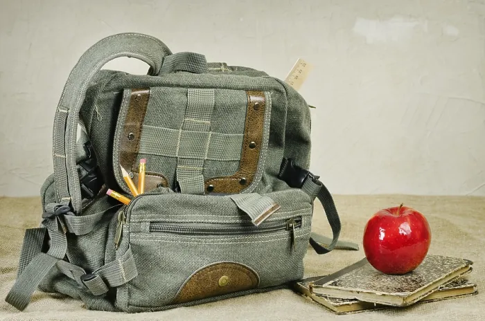 Gerahmter Druck : Stillleben mit altem Rucksack. Gerahmter Druck : Stillleben mit altem Rucksack.