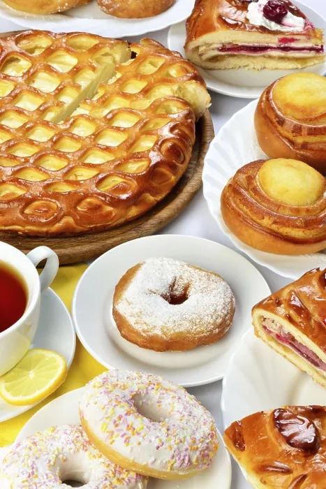 Gerahmter Druck : Stillleben eines abgedeckten Tisches mit Backpfefferkuchen. Gerahmter Druck : Stillleben eines abgedeckten Tisches mit Backpfefferkuchen.