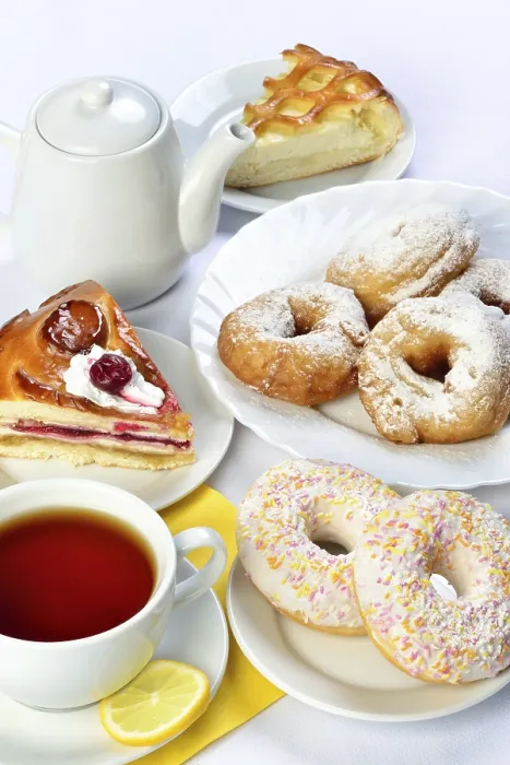 Gerahmter Druck : Stillleben eines abgedeckten Tisches mit Backkuchen. Gerahmter Druck : Stillleben eines abgedeckten Tisches mit Backkuchen.
