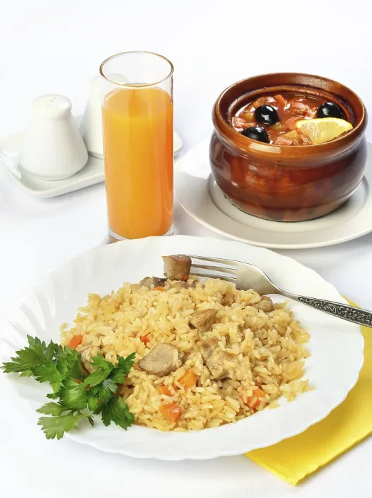 Gerahmter Druck : Stillleben eines abgedeckten Tisches mit Suppe in Keramiktopf. Gerahmter Druck : Stillleben eines abgedeckten Tisches mit Suppe in Keramiktopf.