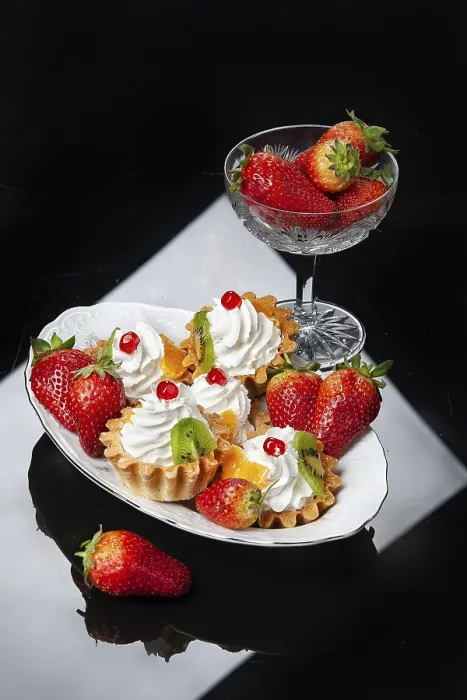 Gerahmter Druck : Stillleben mit Erdbeeren auf einem Ateliertuch. Gerahmter Druck : Stillleben mit Erdbeeren auf einem Ateliertuch.