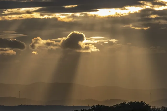 Gerahmter Druck : Strahlen des Sonnenlichts durch Wolken am Morgen. Gerahmter Druck : Strahlen des Sonnenlichts durch Wolken am Morgen.