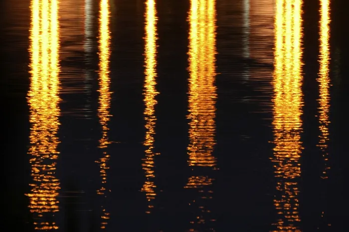 Gerahmter Druck : Licht, das auf dem Wasser schlägt.