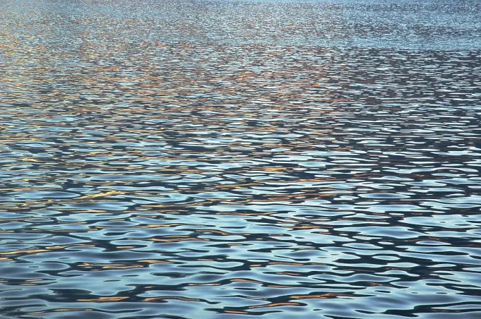 Gerahmter Druck : Lichtreflexe auf der Wasseroberfläche. Gerahmter Druck : Lichtreflexe auf der Wasseroberfläche.
