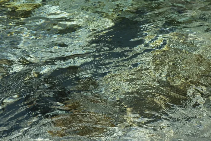 Gerahmter Druck : Lichtreflexe auf der Wasseroberfläche Gerahmter Druck : Lichtreflexe auf der Wasseroberfläche