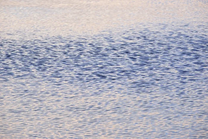Gerahmter Druck : Lichtreflexe auf der wogenden Wasseroberfläche.