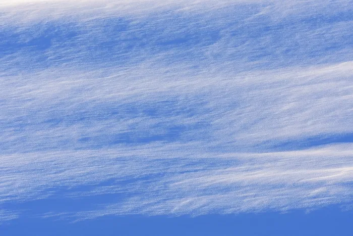 Gerahmter Druck : Schatten auf einer schneeverweiten Hänge im Schwarzwald Gerahmter Druck : Schatten auf einer schneeverweiten Hänge im Schwarzwald
