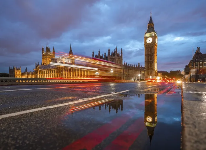 Gerahmter Druck : Helle Spuren, Doppeldeckerbus, Westminster Bridge. Gerahmter Druck : Helle Spuren, Doppeldeckerbus, Westminster Bridge.
