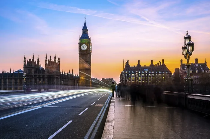 Gerahmter Druck : Lichtspuren vor Big Ben. Gerahmter Druck : Lichtspuren vor Big Ben.