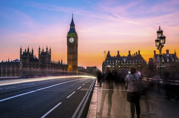Gerahmter Druck : Lichtbahnen vor Big Ben. Gerahmter Druck : Lichtbahnen vor Big Ben.