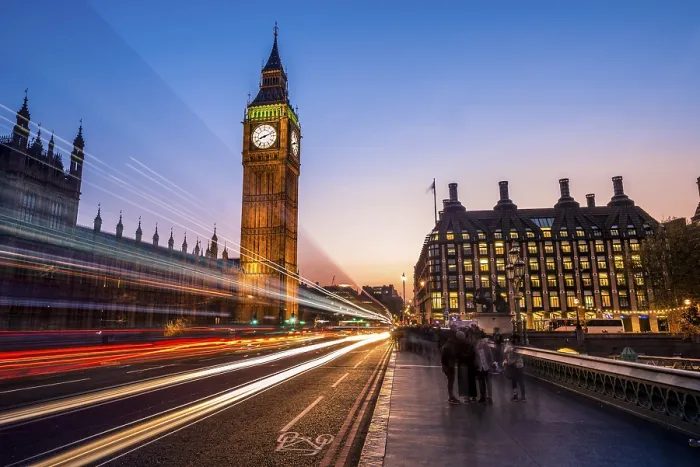 Gerahmter Druck : Lichtbahnen vor Big Ben. Gerahmter Druck : Lichtbahnen vor Big Ben.