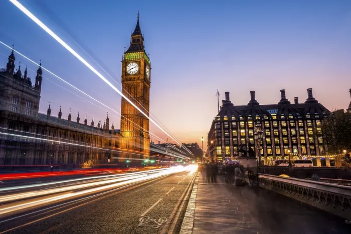 Gerahmter Druck : Lichtbahnen vor Big Ben. Gerahmter Druck : Lichtbahnen vor Big Ben.