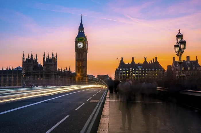 Gerahmter Druck : Lichtbahnen vor Big Ben Gerahmter Druck : Lichtbahnen vor Big Ben