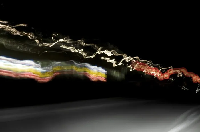 Gerahmter Druck : Lichtspuren auf einer Autobahn. Gerahmter Druck : Lichtspuren auf einer Autobahn.