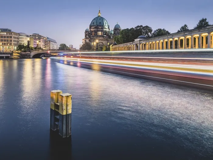 Gerahmter Druck : Lichtspuren auf der Spree, Berliner Dom Gerahmter Druck : Lichtspuren auf der Spree, Berliner Dom