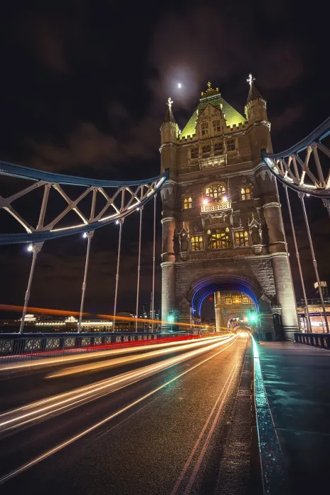 Gerahmter Druck : Lichtspuren auf dem Tower Bridge Gerahmter Druck : Lichtspuren auf dem Tower Bridge
