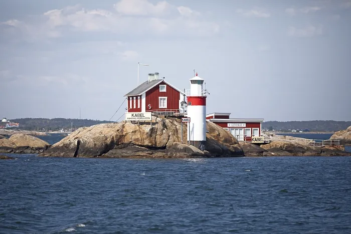 Gerahmter Druck : Leuchtturm auf einer Insel eines Archipels Gerahmter Druck : Leuchtturm auf einer Insel eines Archipels