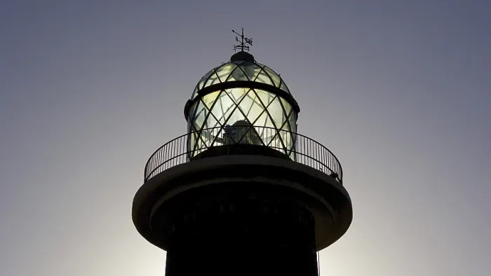 Gerahmter Druck : Leuchtturm, Hintergrundlicht, nah, obere Teile. Gerahmter Druck : Leuchtturm, Hintergrundlicht, nah, obere Teile.