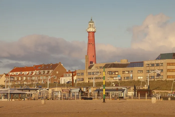 Gerahmter Druck : Leuchtturm auf der Strand hinter Gebäuden. Gerahmter Druck : Leuchtturm auf der Strand hinter Gebäuden.