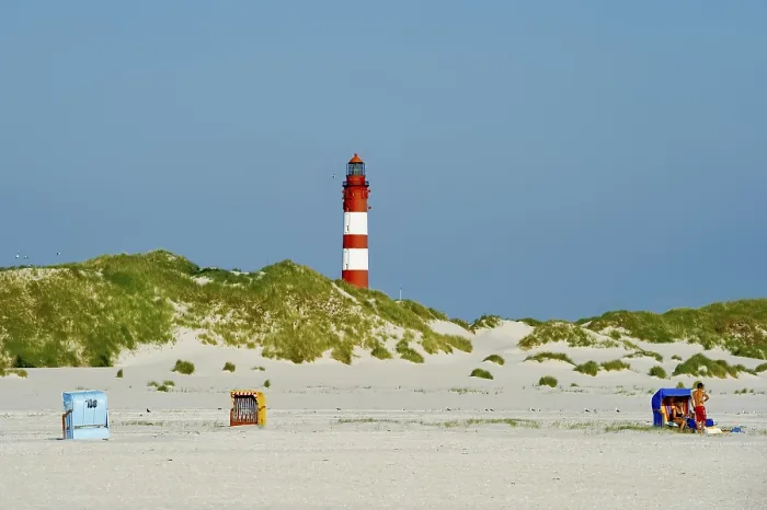 Gerahmter Druck : Leuchtturm und Strandstühle, Amrum. Gerahmter Druck : Leuchtturm und Strandstühle, Amrum.