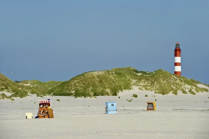 Gerahmter Druck : Leuchtturm und Strandstühle, Amrum. Gerahmter Druck : Leuchtturm und Strandstühle, Amrum.