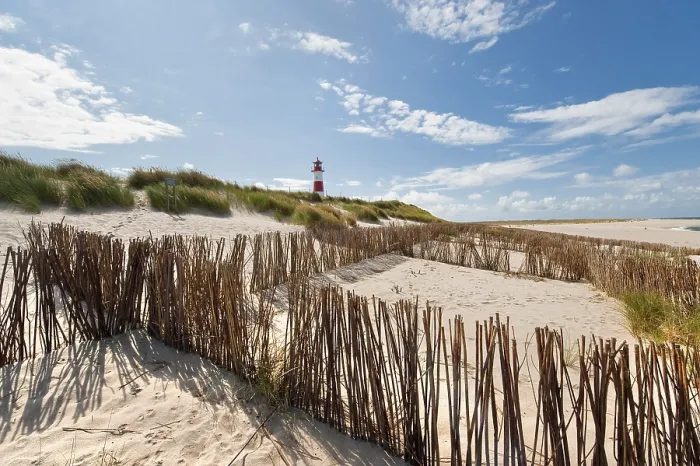 Gerahmter Druck : Leuchtturm mit blauem Himmel bei Ellenbogen Gerahmter Druck : Leuchtturm mit blauem Himmel bei Ellenbogen
