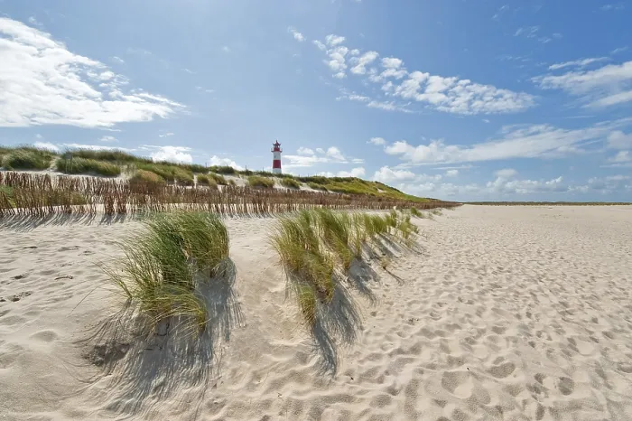 Gerahmter Druck : Leuchtturm mit blauem Himmel bei Ellenbogen. Gerahmter Druck : Leuchtturm mit blauem Himmel bei Ellenbogen.