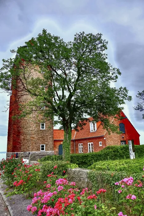 Gerahmter Druck : Leuchtturm neben einem Ziegelhaus. Gerahmter Druck : Leuchtturm neben einem Ziegelhaus.