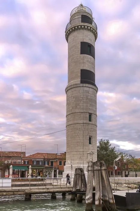Gerahmter Druck : Leuchtturm auf Burano am Hafen Gerahmter Druck : Leuchtturm auf Burano am Hafen
