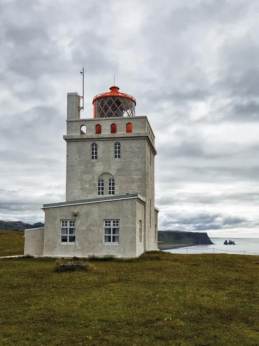 Gerahmter Druck : Leuchtturm am Kap Dyrhólaey Gerahmter Druck : Leuchtturm am Kap Dyrhólaey