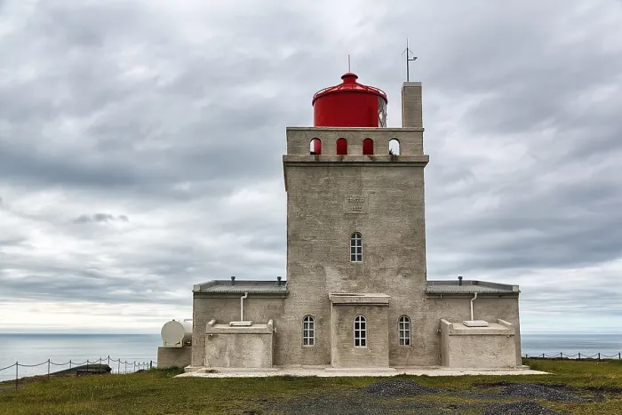Gerahmter Druck : Leuchtturm bei Kap Dyrhólaey Gerahmter Druck : Leuchtturm bei Kap Dyrhólaey