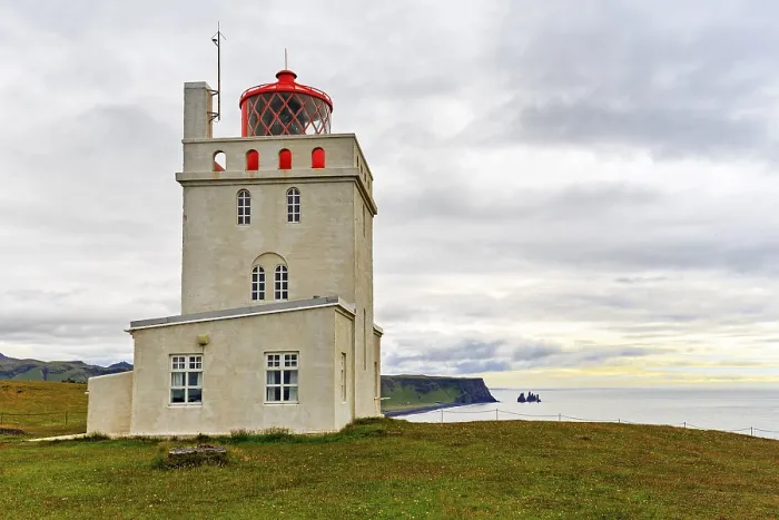 Gerahmter Druck : Lichtturm am Kap Dyrholaey, Dyrholaey, neben Reynisdrangar, Felsnadeln vor der Küste von Vik, Vik i Myrdal, Suourland, Sudurland, Süd-Iceland Gerahmter Druck : Lichtturm am Kap Dyrholaey, Dyrholaey, neben Reynisdrangar, Felsnadeln vor der Küste von Vik, Vik i Myrdal, Suourland, Sudurland, Süd-Iceland