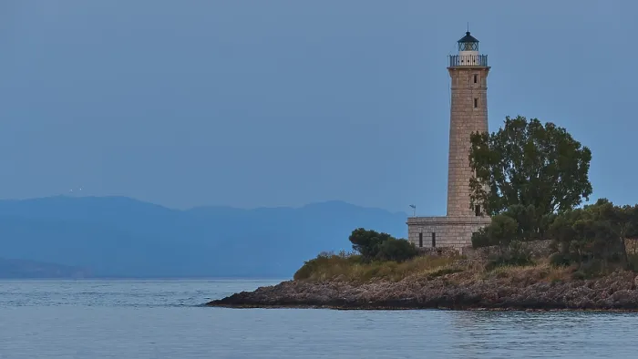 Gerahmter Druck : Leuchtturm an der Küste mit Bäumen am Abend. Gerahmter Druck : Leuchtturm an der Küste mit Bäumen am Abend.