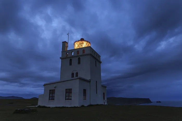 Gerahmter Druck : Leuchtturm an der Küste, Dämmerung. Gerahmter Druck : Leuchtturm an der Küste, Dämmerung.