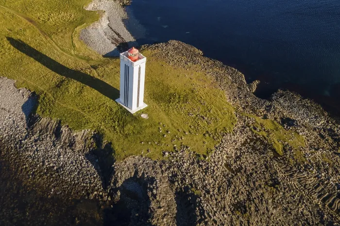 Gerahmter Druck : Leuchtturm und Küstenlandschaft mit Basaltformationen.