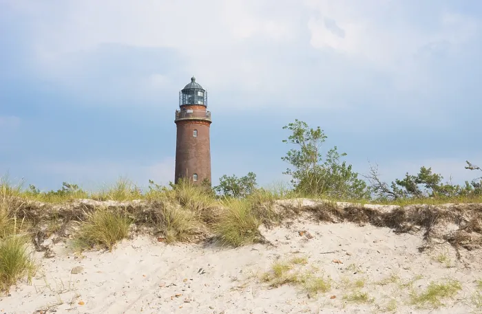 Gerahmter Druck : Leuchtturm DarBer Ort hinter Düne mit spärlicher Vegetation. Gerahmter Druck : Leuchtturm DarBer Ort hinter Düne mit spärlicher Vegetation.