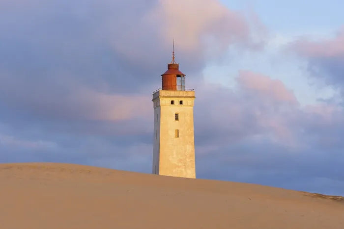 Gerahmter Druck : Rubjerg Knude Leuchtturm und Düne, Nordjylland, Dänemark Gerahmter Druck : Rubjerg Knude Leuchtturm und Düne, Nordjylland, Dänemark