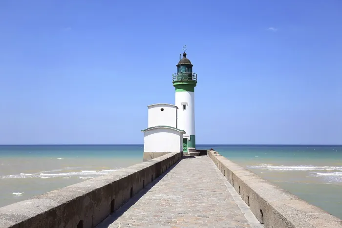 Gerahmter Druck : Leuchtturm am Ende eines Piers. Gerahmter Druck : Leuchtturm am Ende eines Piers.