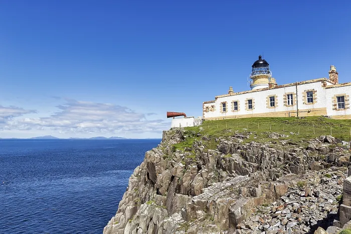 Gerahmter Druck : Leuchtturm mit Nebelhorn auf Klippe. Gerahmter Druck : Leuchtturm mit Nebelhorn auf Klippe.