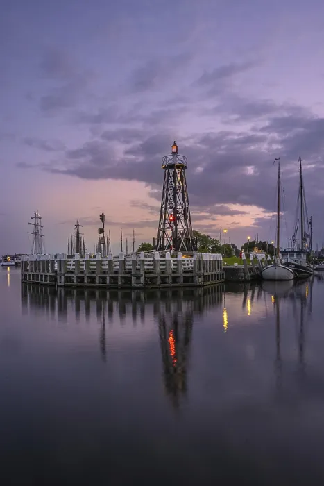 Gerahmter Druck : Leuchtturm im Hafen bei blauer Stunde. Gerahmter Druck : Leuchtturm im Hafen bei blauer Stunde.